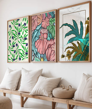 Impressions florales et tropicales sans cadre dans un salon moderne