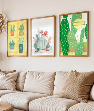 Conjunto de Ilustraciones de Cactus en Marcos de Madera en Pared Clara