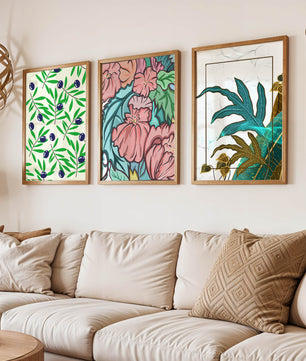 Impressions florales et tropicales sans cadre dans un salon moderne