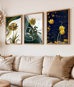 Ensemble d’Impressions de Fleurs Dorées et Vert Foncé sur Mur en Bois