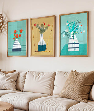 Conjunto de Tres Imágenes de Jarrones con Flores en Colores Pastel y Fondo Neutro