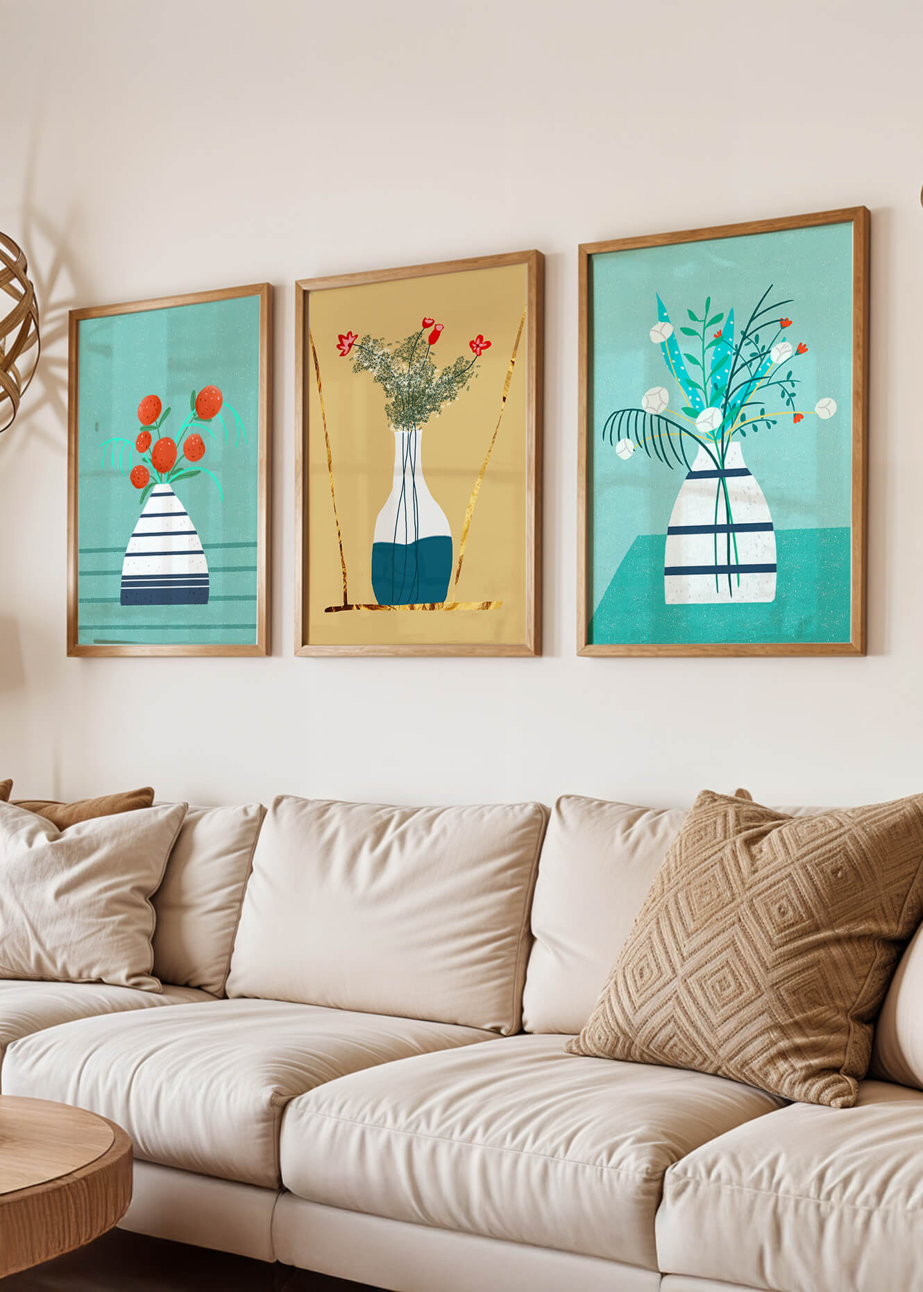 Conjunto de Tres Imágenes de Jarrones con Flores en Colores Pastel y Fondo Neutro