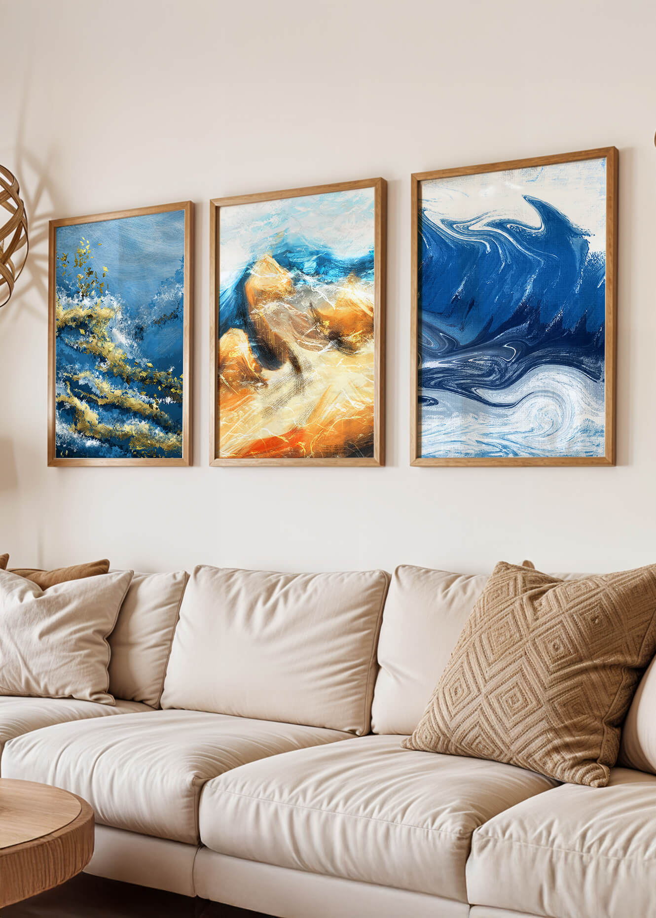 Ensemble de peintures abstraites dans des tons bleus et dorés
