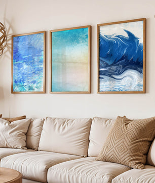 Décoration moderne avec triptyque d'art abstrait dans les tons bleus et beige