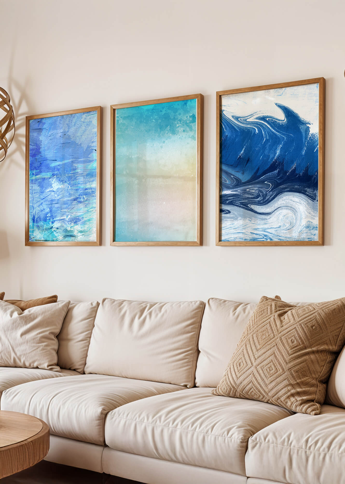 Décoration moderne avec triptyque d'art abstrait dans les tons bleus et beige