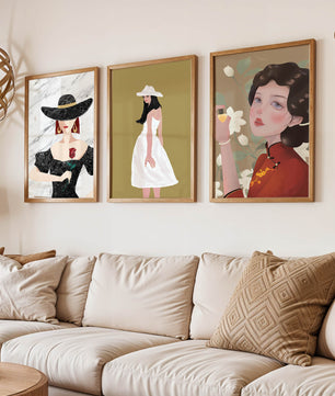 Pared Con Tres Lienzos de Mujeres en Sombreros Sin Marco