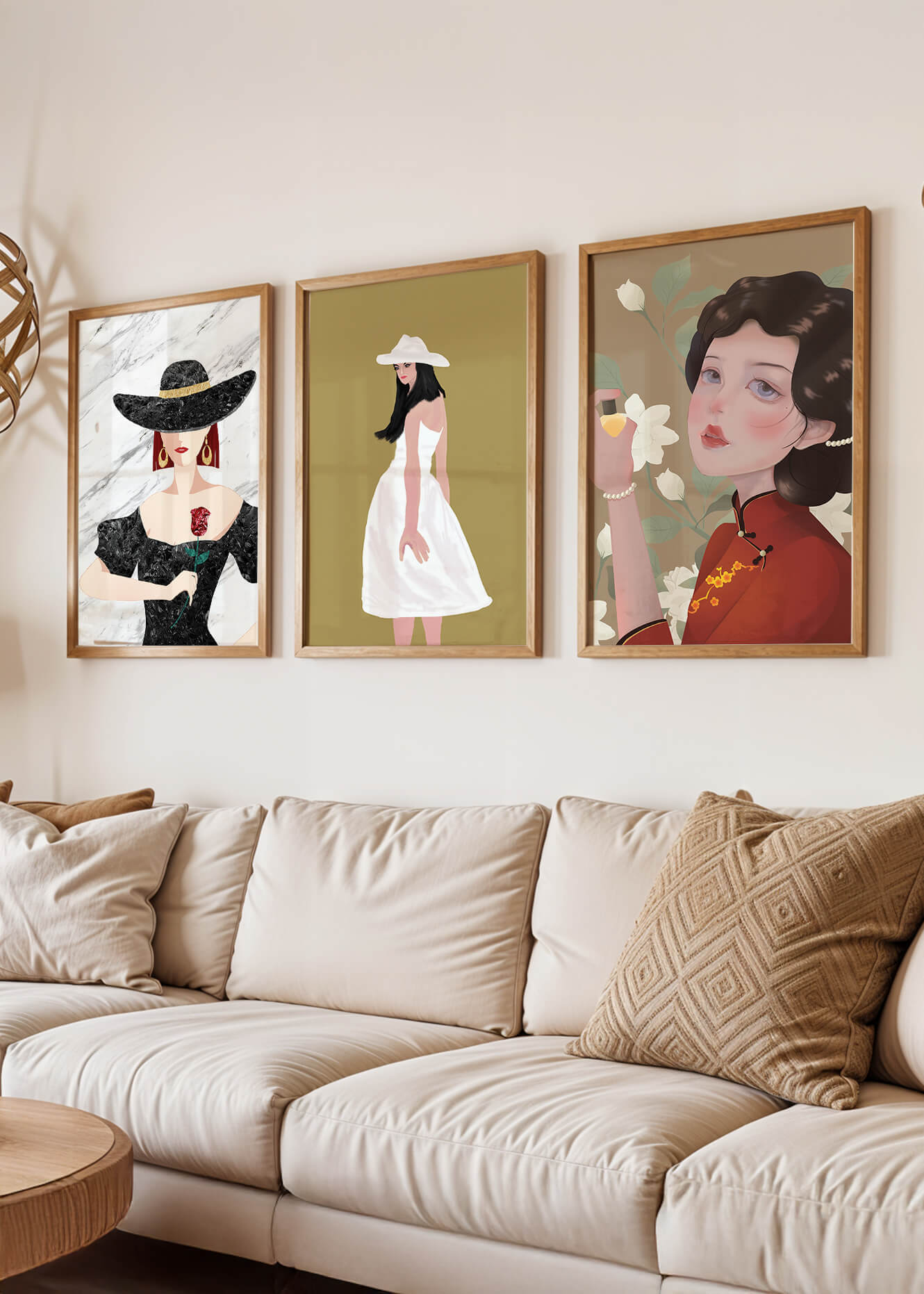 Pared Con Tres Lienzos de Mujeres en Sombreros Sin Marco