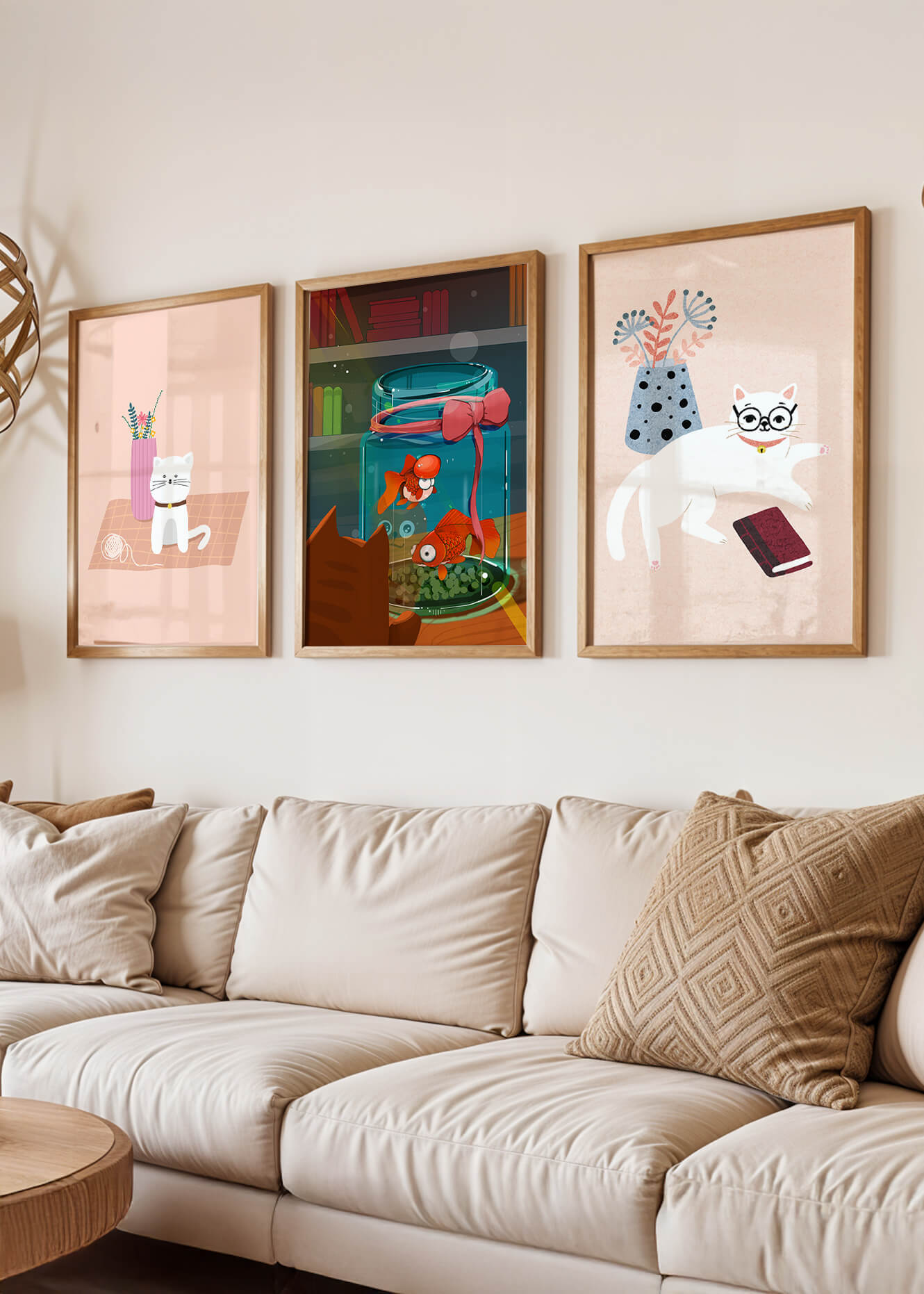 Ensemble de tableaux modernes avec des chats et un aquarium