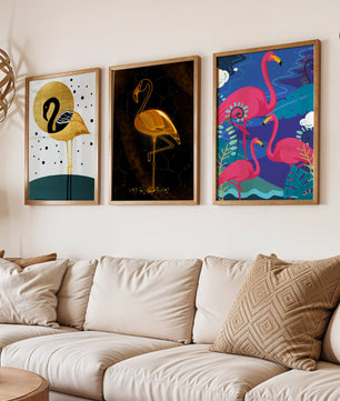 Triptyque de flamants roses avec détails dorés et design moderne