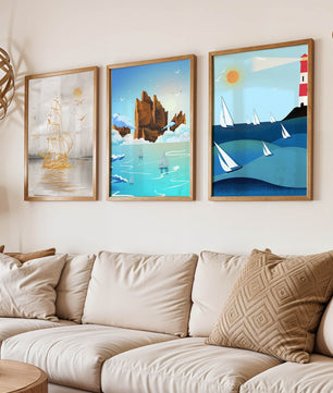 Triptyque de paysages marins avec bateaux et phare