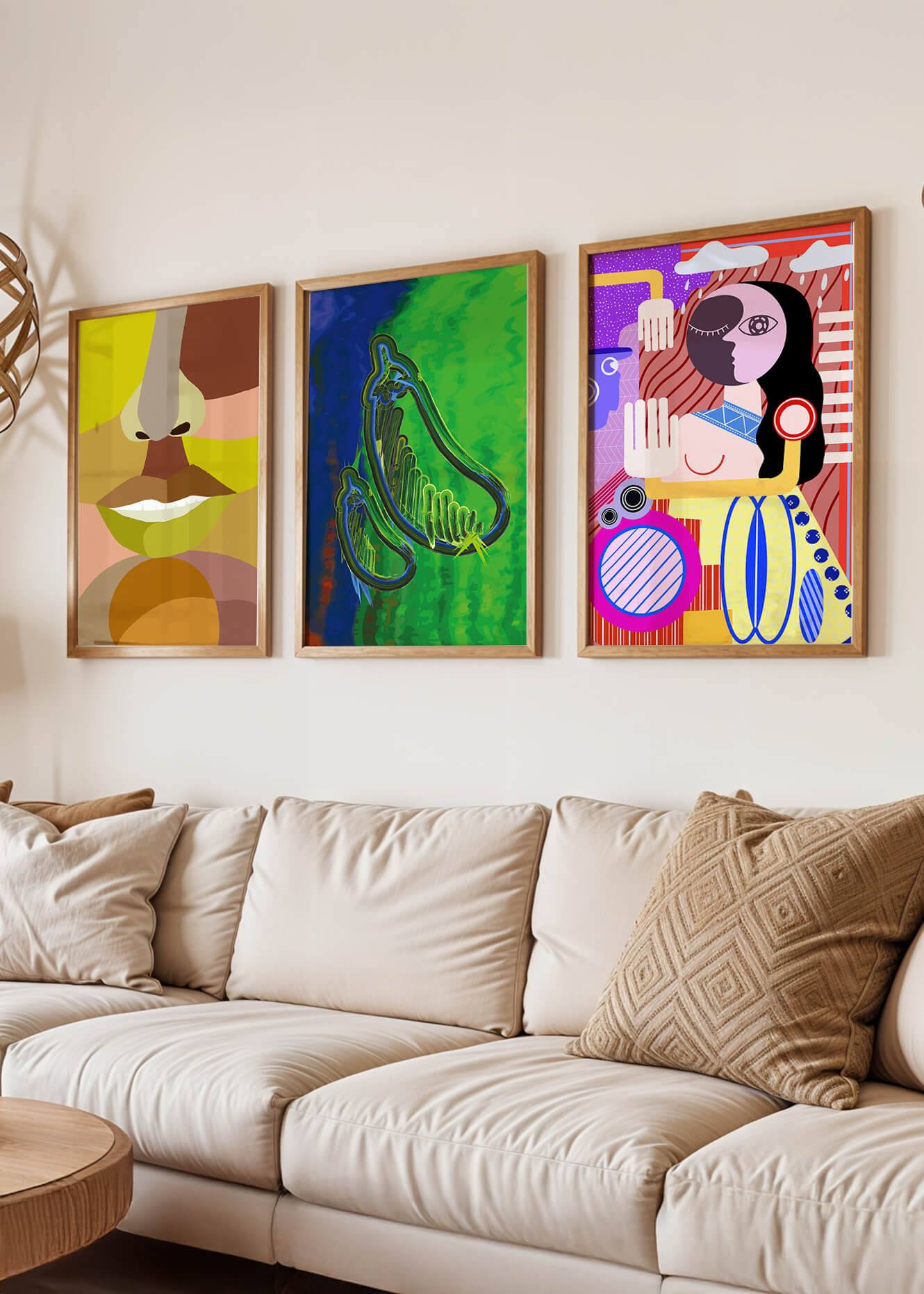 Ensemble d'affiches modernes sur le mur du salon