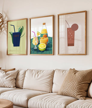 Imágenes Minimalistas de Bebidas Exhibidas en Interiores