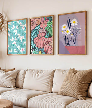 Pared Con Tres Cuadros de Flores de Colores en Estilo Moderno