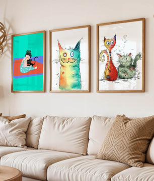 Ensemble d’illustrations colorées de chats avec un cadre en bois clair