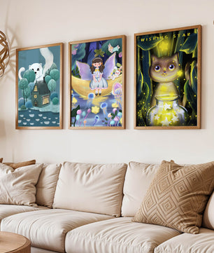 Mur avec trois tableaux artistiques sans cadre dans un environnement lumineux
