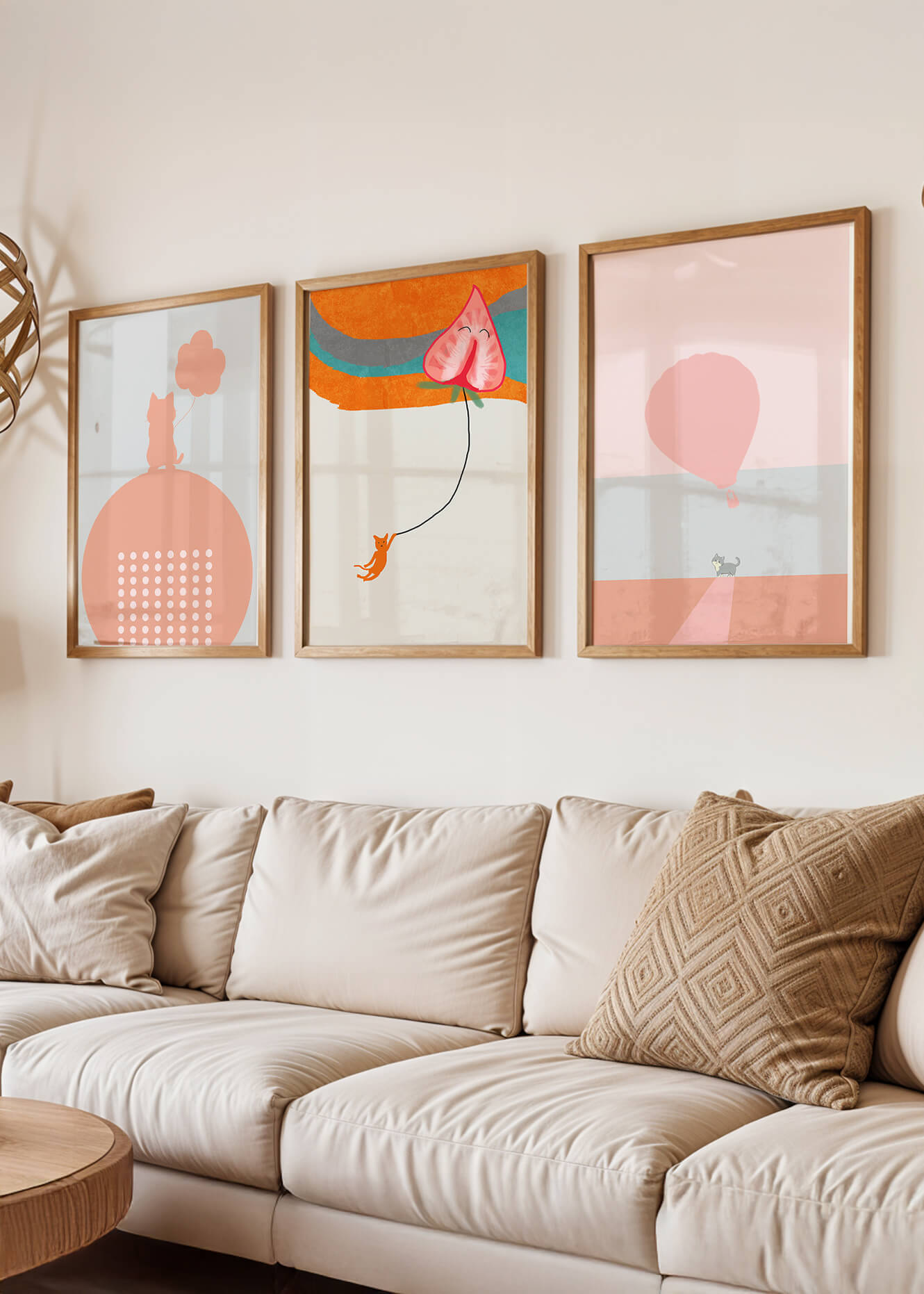 Triptyque d’art minimaliste avec des chats et des ballons