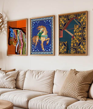 Mur avec trois tableaux de chevaux aux motifs colorés sans cadre