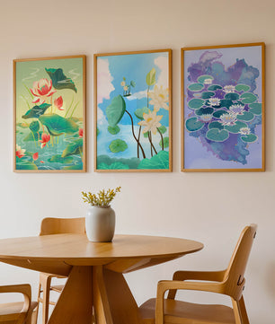 Trío de Cuadros de Lirios en Estilos Artísticos Modernos sobre Suelo de Madera Claro