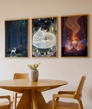 Ausstellung von Fantasie-Kunst mit mystischen Kreaturen in einer natürlichen Umgebung