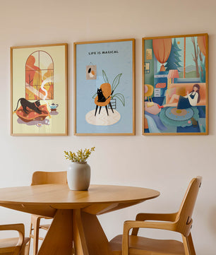 Triptyque d'art moderne avec des illustrations de chats et des scènes colorées