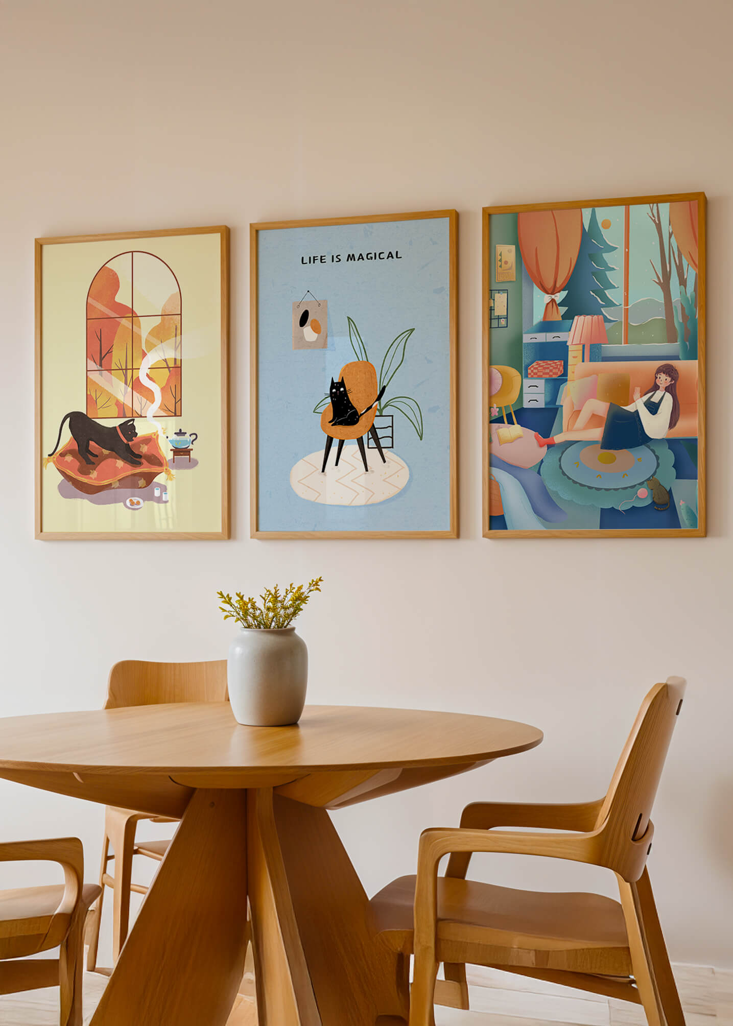 Triptyque d'art moderne avec des illustrations de chats et des scènes colorées
