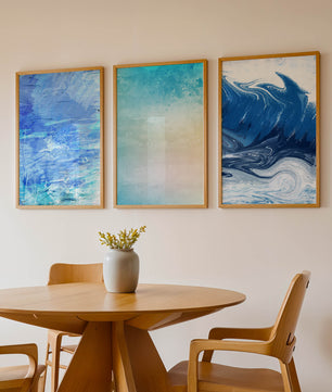 Décoration moderne avec triptyque d'art abstrait dans les tons bleus et beige