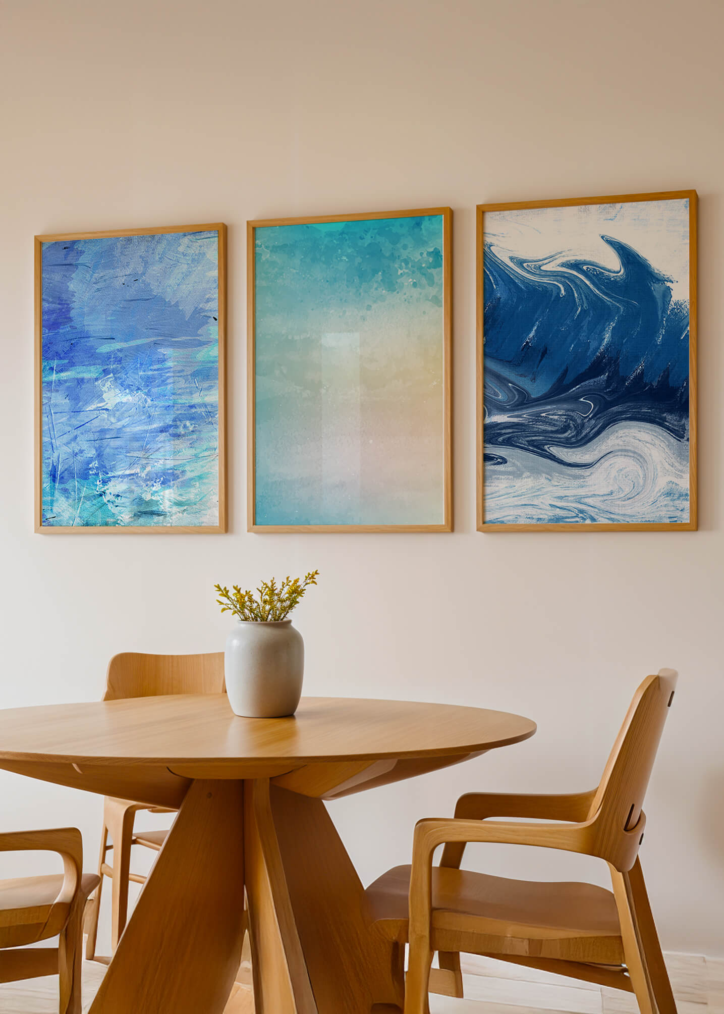 Décoration moderne avec triptyque d'art abstrait dans les tons bleus et beige