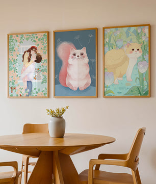 Ensemble de trois tableaux avec des chats et un design floral dans des tons pastel