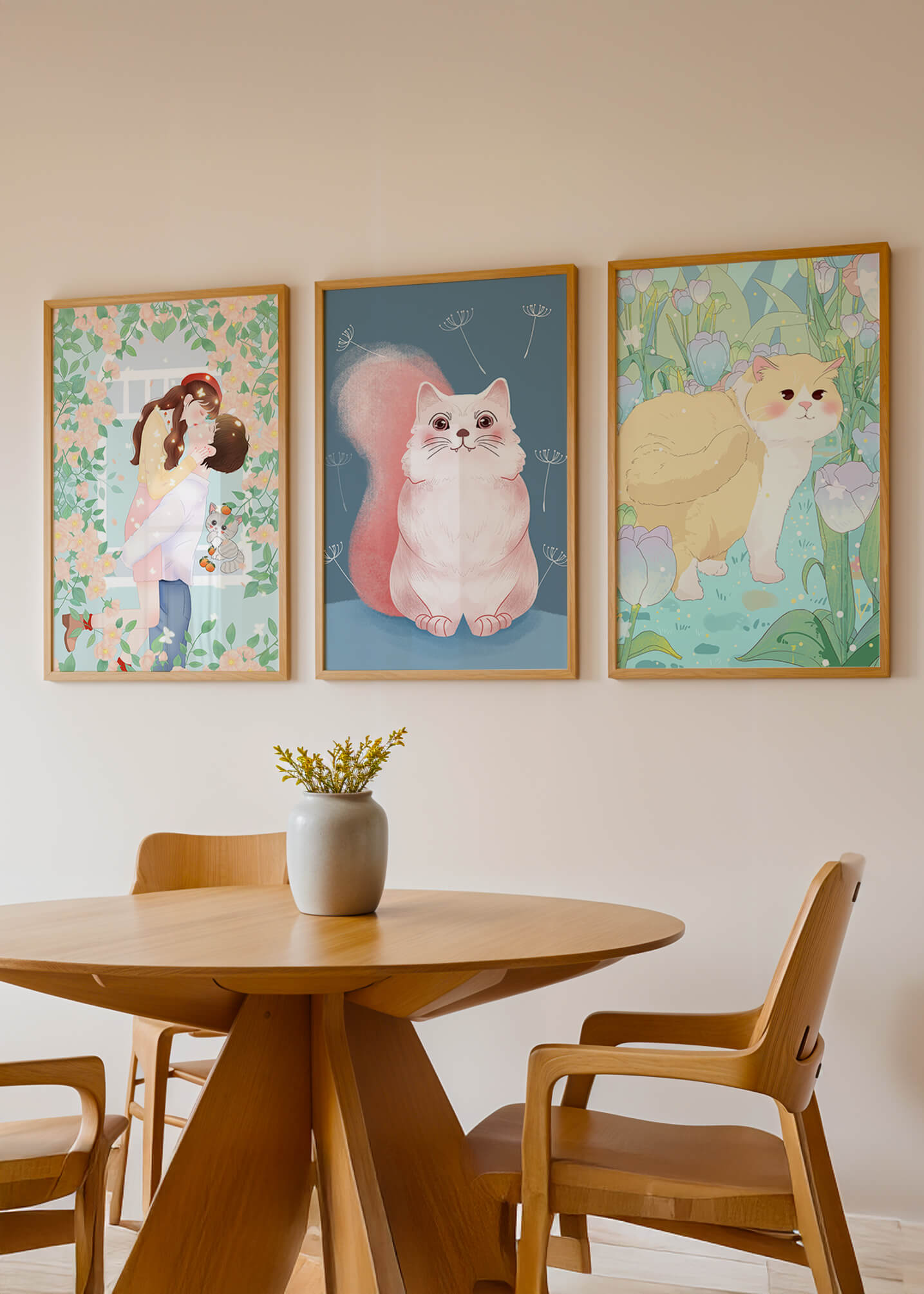 Ensemble de trois tableaux avec des chats et un design floral dans des tons pastel
