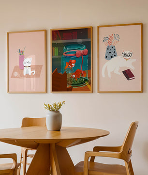 Ensemble de tableaux modernes avec des chats et un aquarium