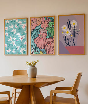 Pared Con Tres Cuadros de Flores de Colores en Estilo Moderno