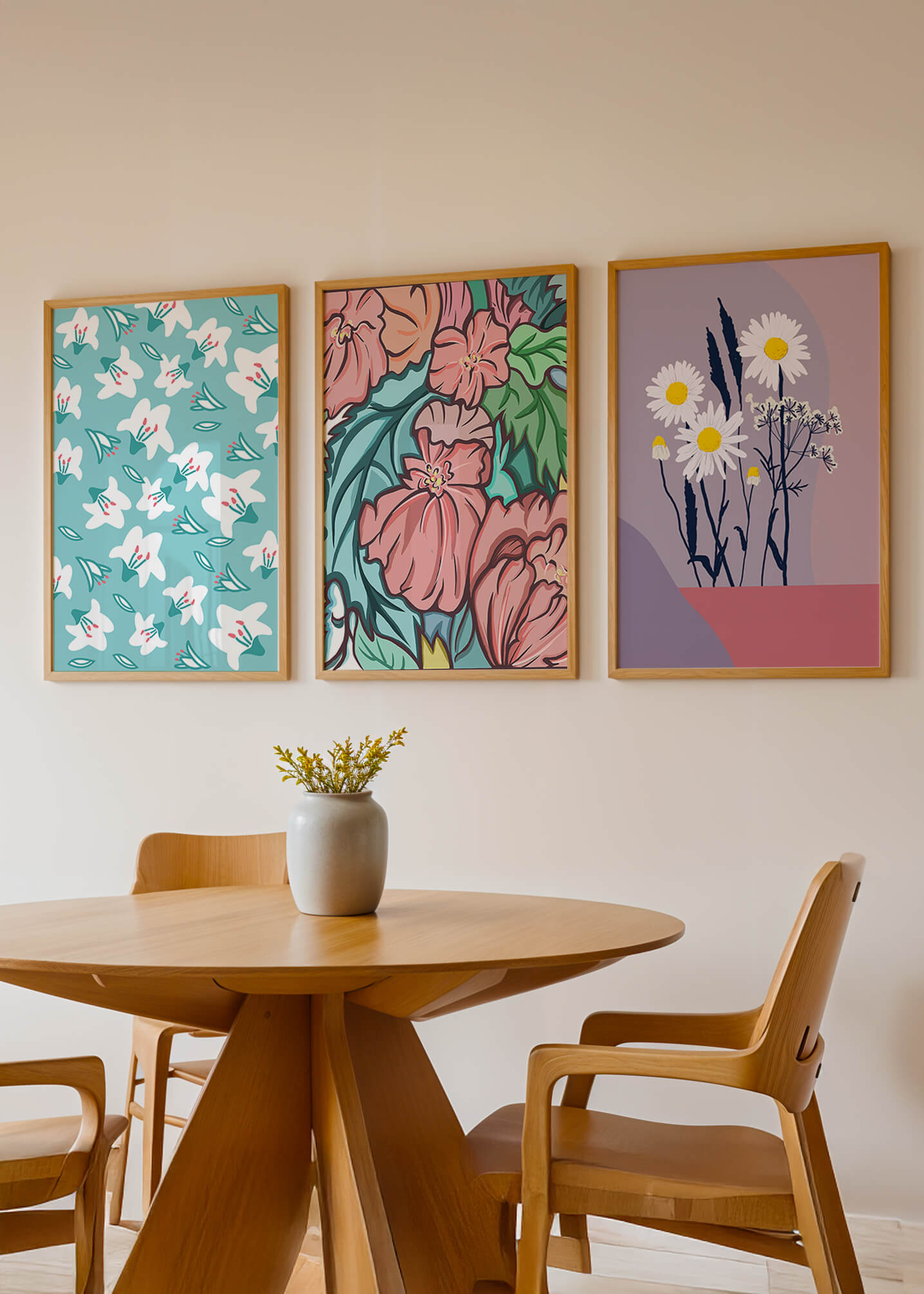 Mur avec trois tableaux de fleurs colorées dans un style moderne