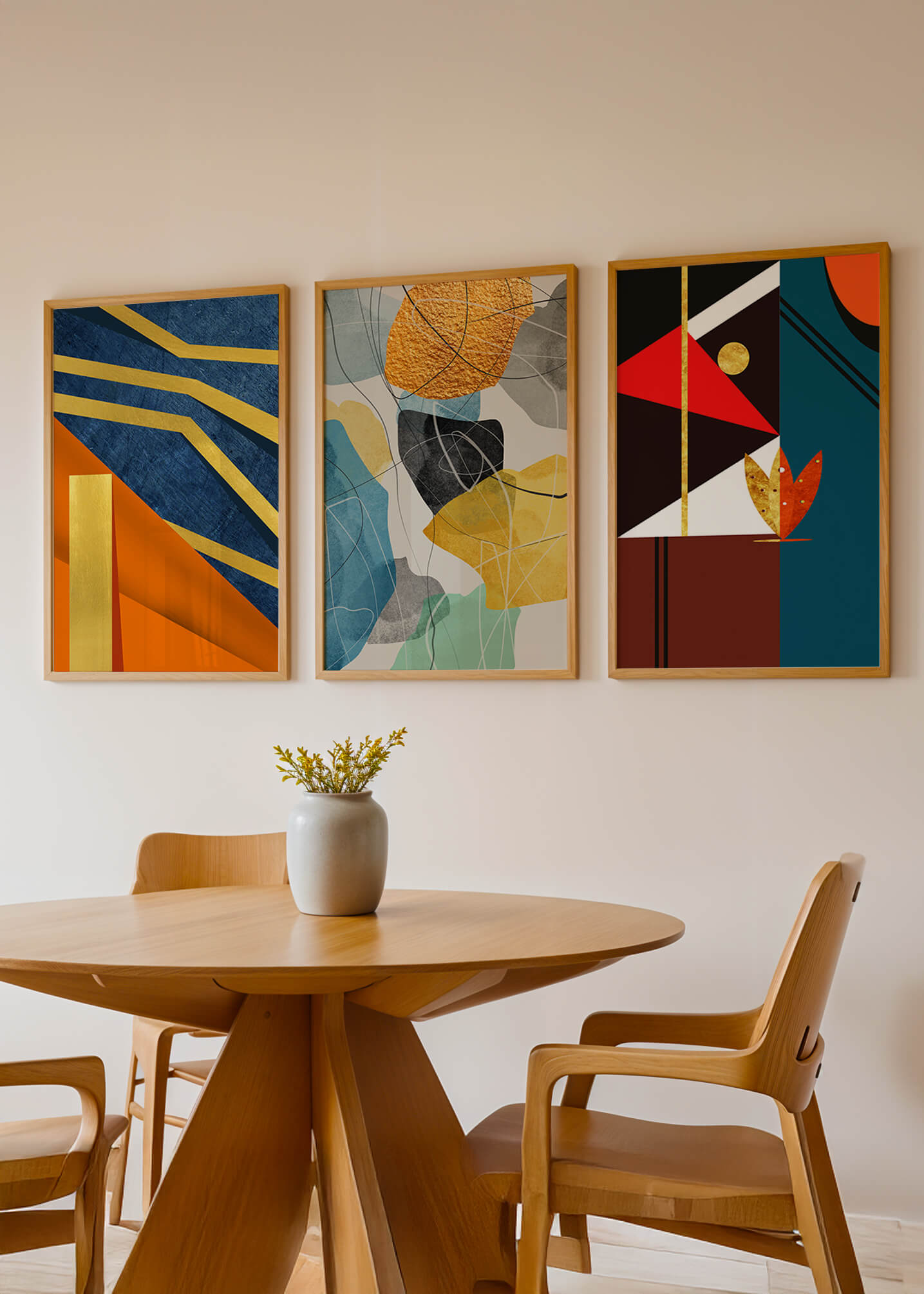 Conjunto De Tres Obras De Arte Geométrico Con Elementos Dorados Y Colores Vivos