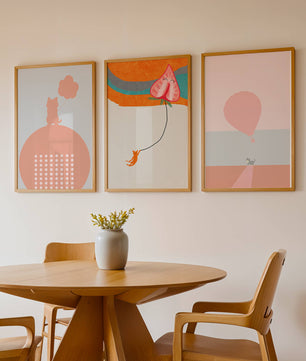 Triptyque d’art minimaliste avec des chats et des ballons