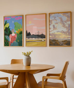Images artistiques dans un cadre doré sur un parquet en bois