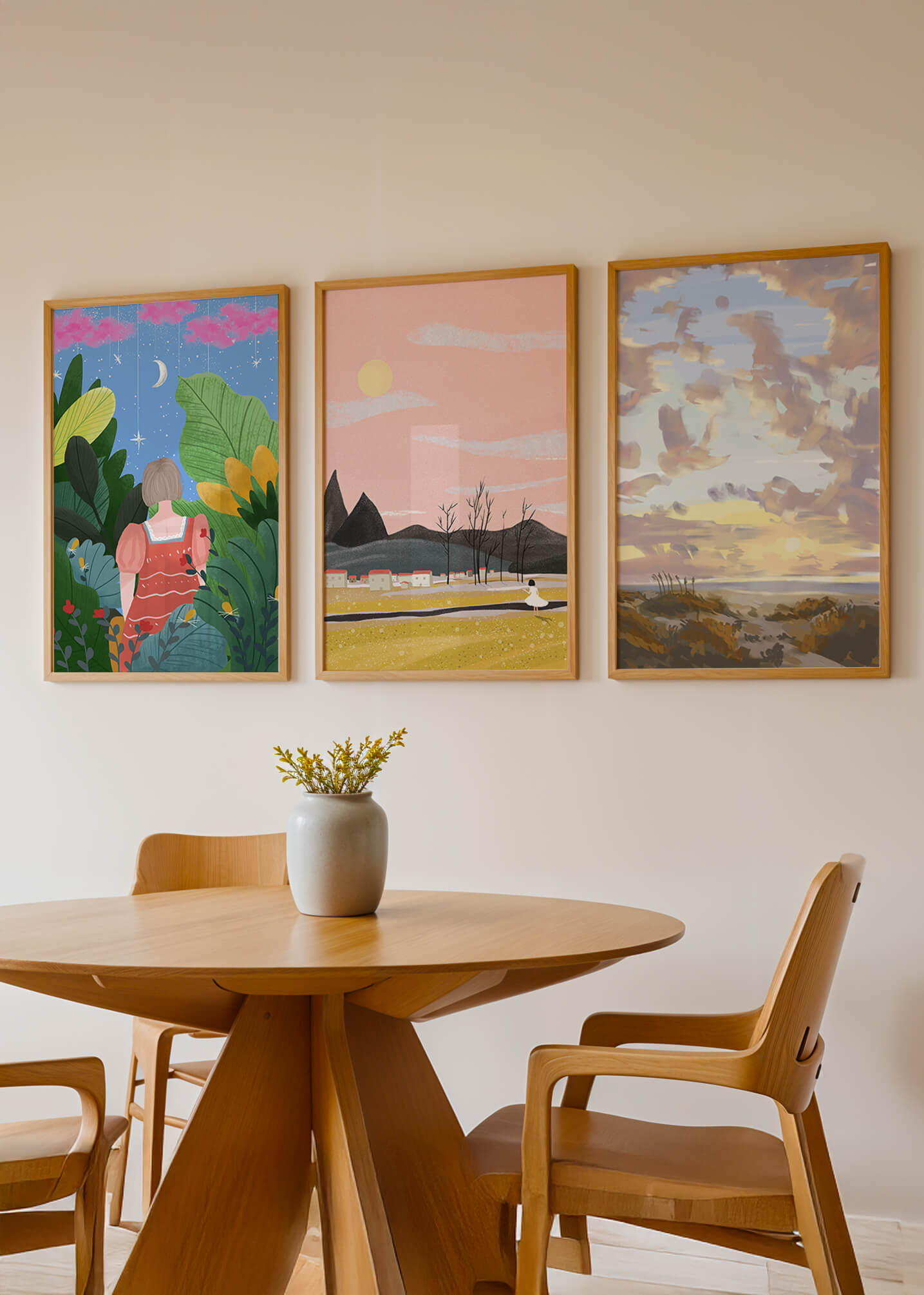 Images artistiques dans un cadre doré sur un parquet en bois