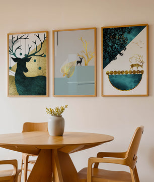 Ensemble de trois tableaux modernes avec motif de cerfs et finition dorée
