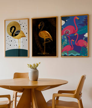 Triptyque de flamants roses avec détails dorés et design moderne