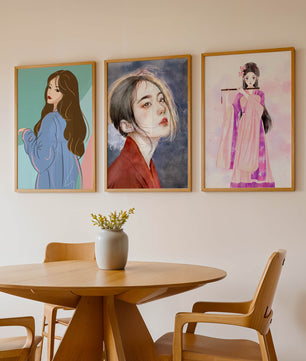 Tríptico de retratos femeninos en estilo moderno
