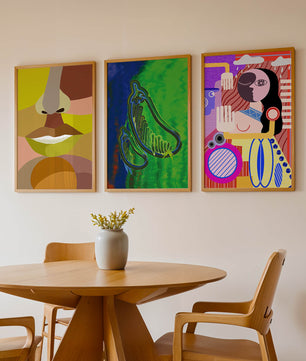Ensemble d'affiches modernes sur le mur du salon