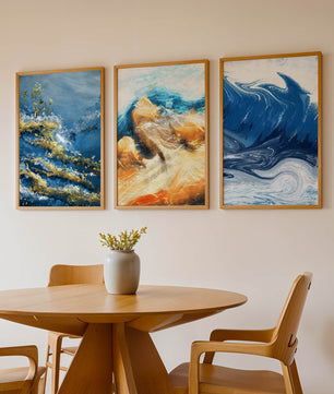 Ensemble de peintures abstraites dans des tons bleus et dorés