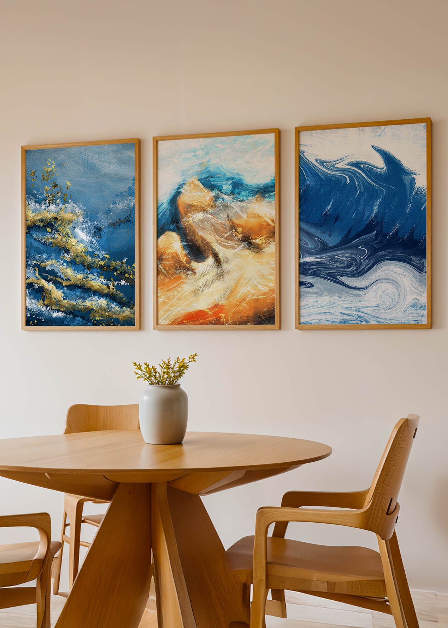 Ensemble de peintures abstraites dans des tons bleus et dorés