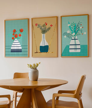 Conjunto de Tres Imágenes de Jarrones con Flores en Colores Pastel y Fondo Neutro