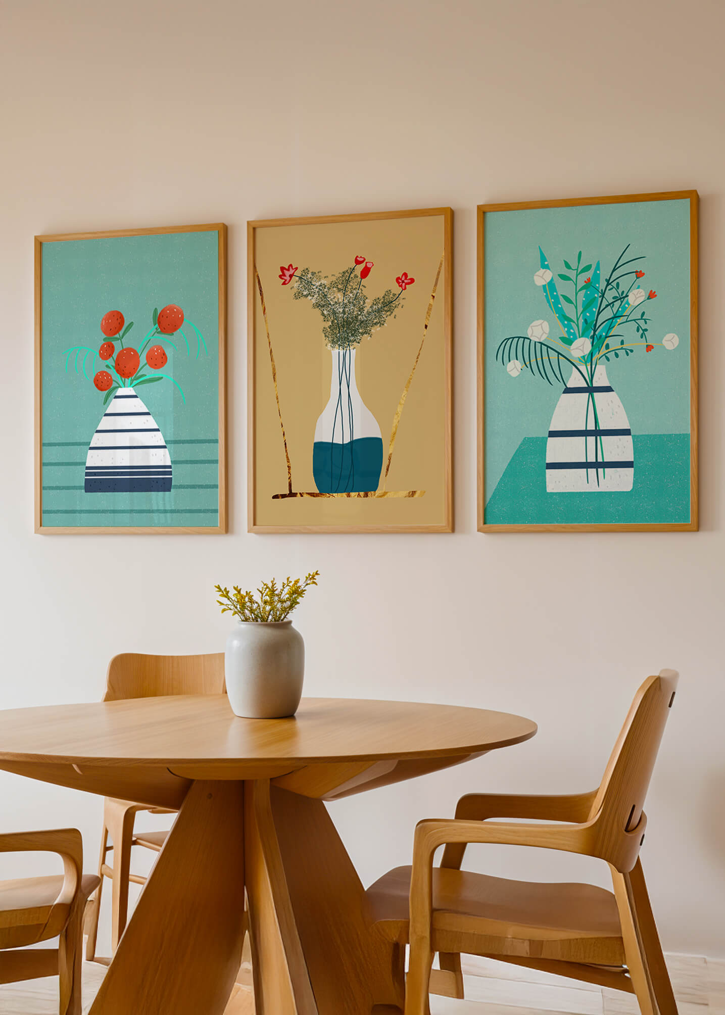 Conjunto de Tres Imágenes de Jarrones con Flores en Colores Pastel y Fondo Neutro