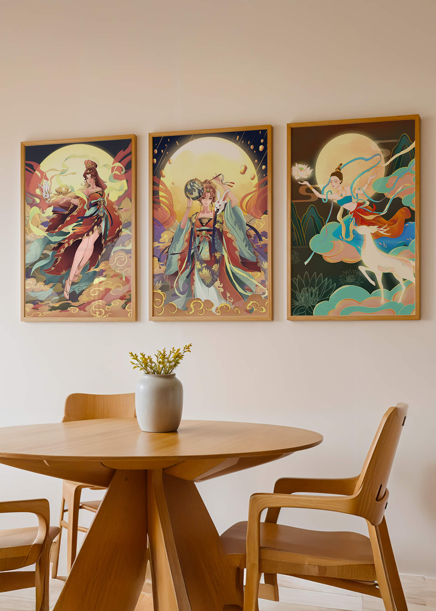 Ostasiatische Dekorative Kunst mit goldenen Elementen in einem Dreierset