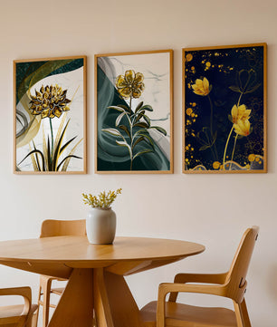 Ensemble d’Impressions de Fleurs Dorées et Vert Foncé sur Mur en Bois