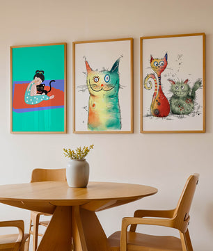 Ensemble d’illustrations colorées de chats avec un cadre en bois clair