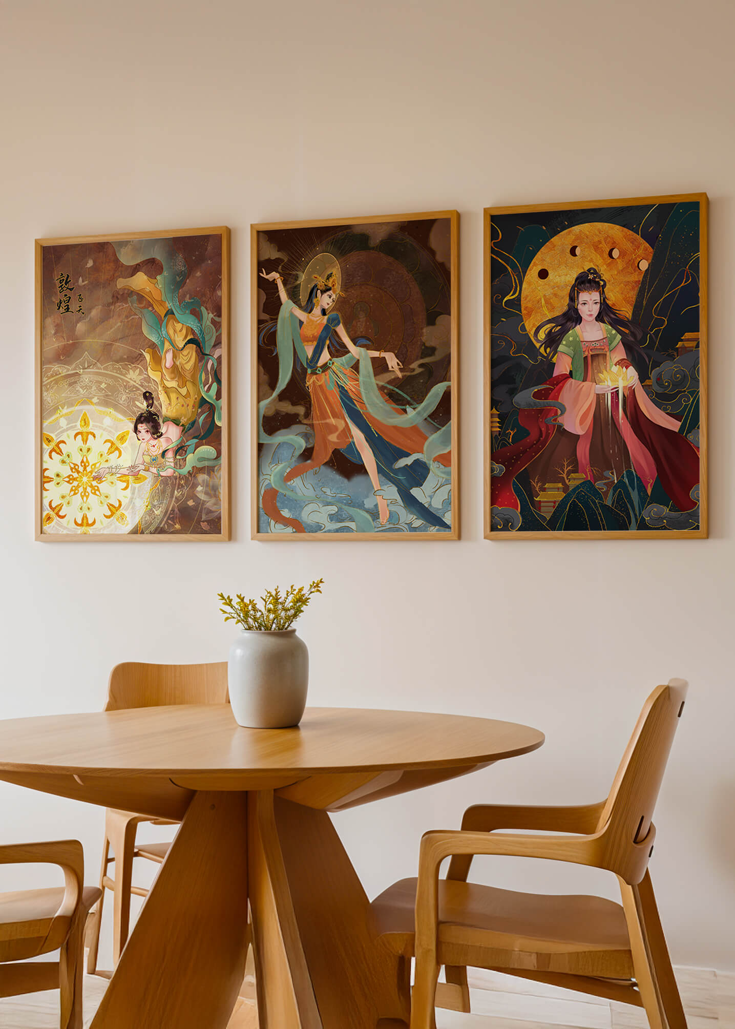 Impresiones de arte asiático con figuras femeninas y elementos dorados