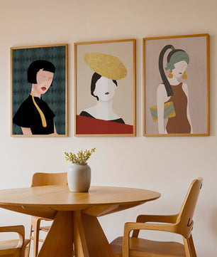 Trio de portraits modernes avec lignes douces et chapeaux exubérants