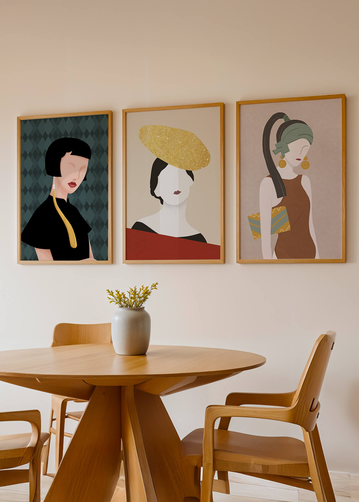 Trio de portraits modernes avec lignes douces et chapeaux exubérants